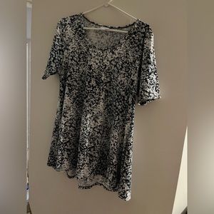 LuLaRoe Perfect Tee Size Medium (Size Down 1-2)